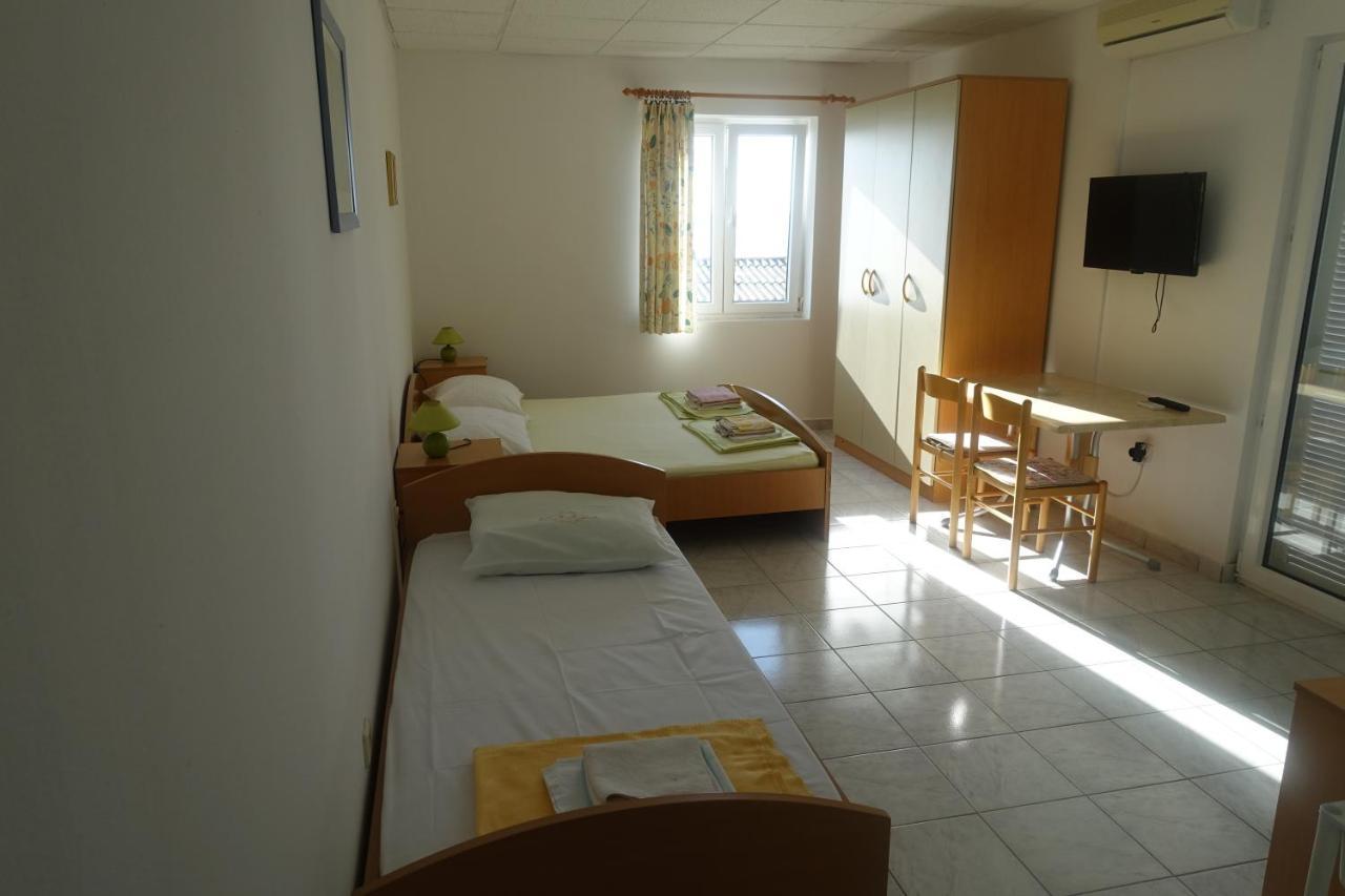 Apartments Galeb Rtina Buitenkant foto
