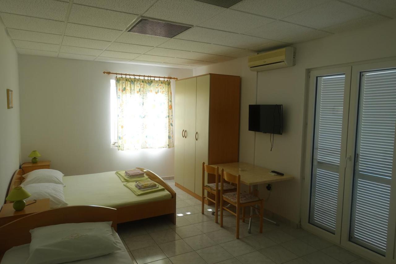 Apartments Galeb Rtina Buitenkant foto