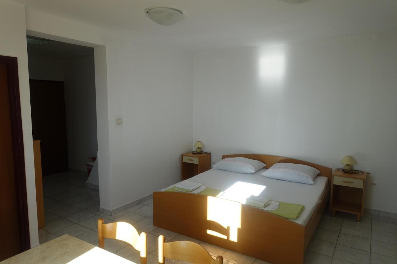 Apartments Galeb Rtina Buitenkant foto