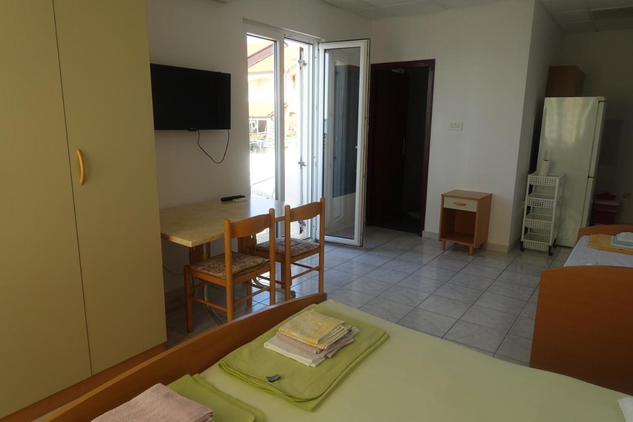 Apartments Galeb Rtina Buitenkant foto