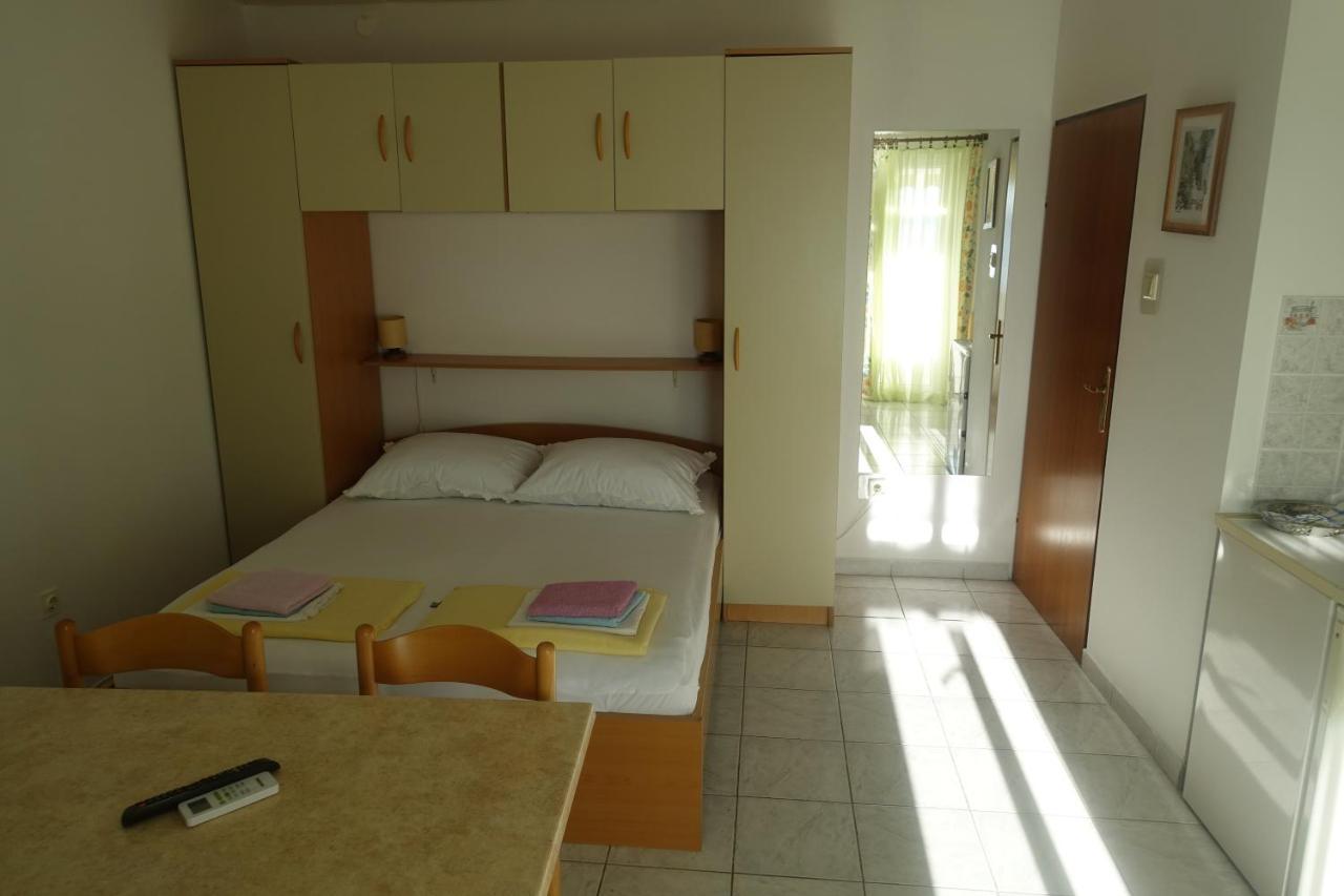 Apartments Galeb Rtina Buitenkant foto